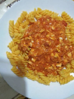 Una foto de Macarrones con atún, huevo y tacos de jamón