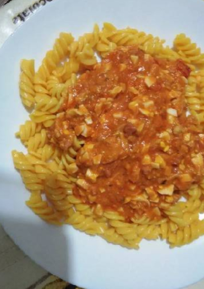 Una foto de Macarrones con atún, huevo y tacos de jamón