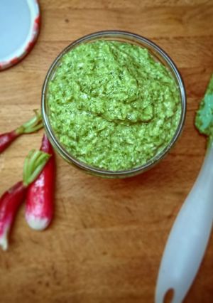 Une photo de PESTO ANTI-GASPI AUX FANES DE RADIS