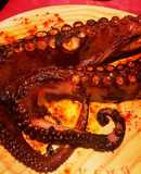Pulpo a la brasa con papas con mojo verde