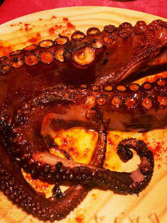 Una foto de Pulpo a la brasa con papas con mojo verde