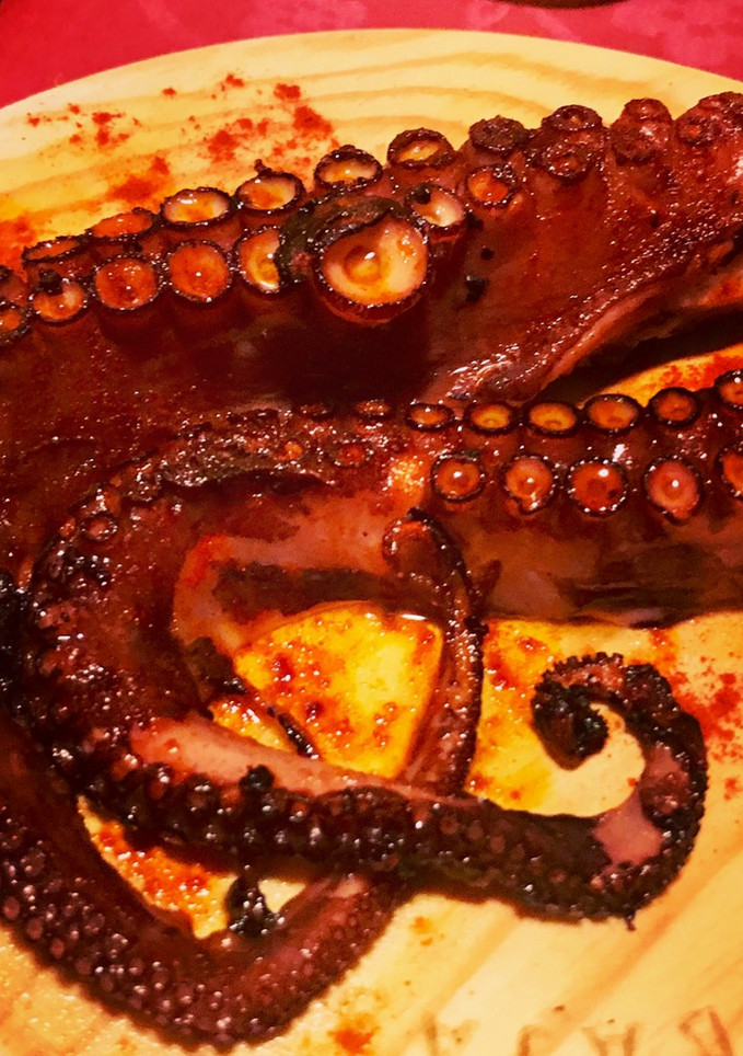 Una foto de Pulpo a la brasa con papas con mojo verde