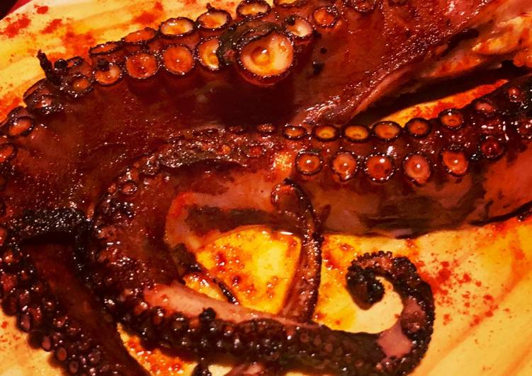 Pulpo a la brasa con papas con mojo verde
