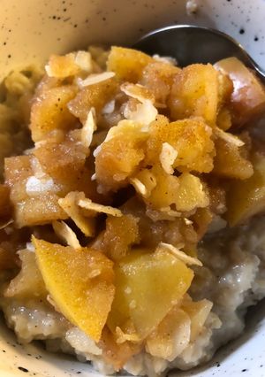 A picture of Apple cinnamon porridge.