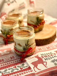 Una foto de Mousse de tiramisú en vaso