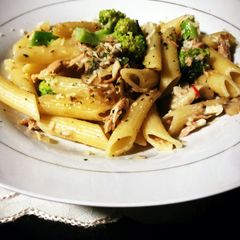 A picture of penne brocoli with creamy tuna.