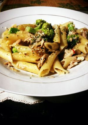A picture of penne brocoli with creamy tuna.