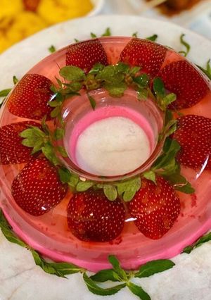 عکسی از دستور ژله آلوئه ورا و آلبالو به همراه توت فرنگی