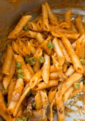 Una foto de Macarrones cremosos de verduras con setas y guisantes