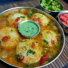 A picture of Sabudana rava idli.