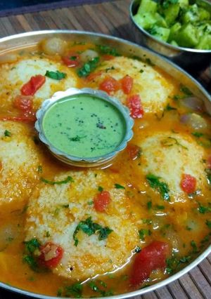 A picture of Sabudana rava idli.