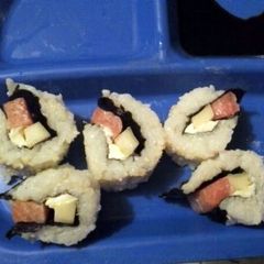 A picture of Salmon sushi roll (español).