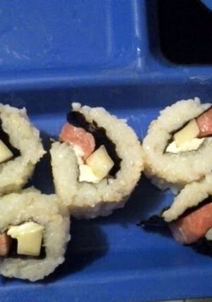 A picture of Salmon sushi roll (español).