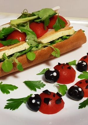 O poză a rețetei Sandwich cu salată, roșii, caș de vacă și șuncă de pui.