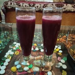 A picture of Grapes & orange juice.
