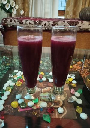 A picture of Grapes & orange juice.