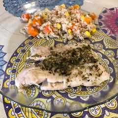Una foto de Pescado al vapor con guarnición de arroz integral y vegetales 🐠 🍚🥕🌽
