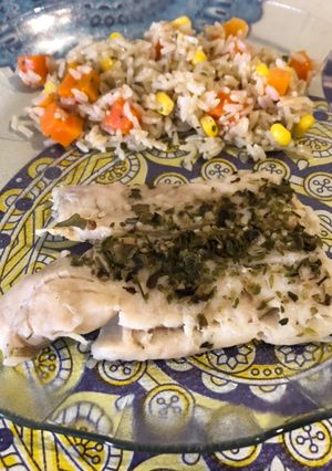 Una foto de Pescado al vapor con guarnición de arroz integral y vegetales 🐠 🍚🥕🌽