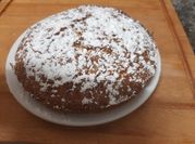 Una foto de tarta de zanahoria con yogures