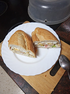 Una foto de Bocadillo de pechuga empanada, ensalada, huevo duro y mayonesa
