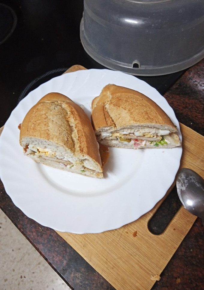 Una foto de Bocadillo de pechuga empanada, ensalada, huevo duro y mayonesa