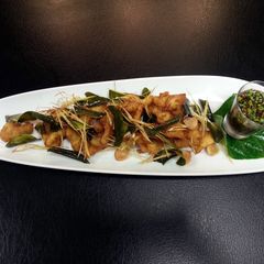 A picture of Fried chicken thai herb with Norteastern spicy dipping sauce.
