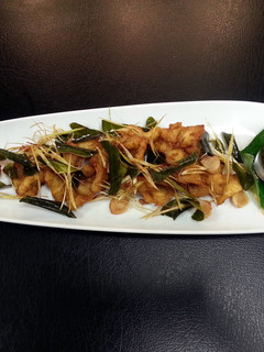 A picture of Fried chicken thai herb with Norteastern spicy dipping sauce.