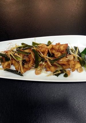 A picture of Fried chicken thai herb with Norteastern spicy dipping sauce.