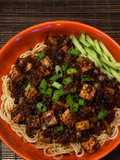 Zha Jiang Mian 🥢 Würzige chinesische Nudeln mit Tofu & Bohnenpaste