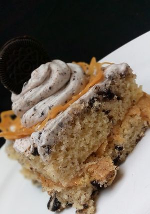 A picture of Oreos cake.