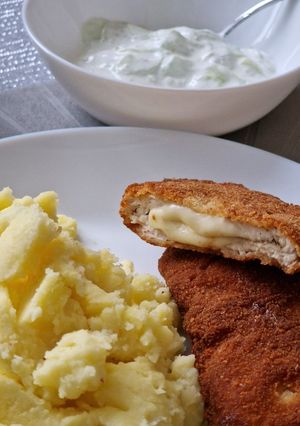 Sajttal töltött pulykamell krumplipürével és tejfölös salátával recept fotója
