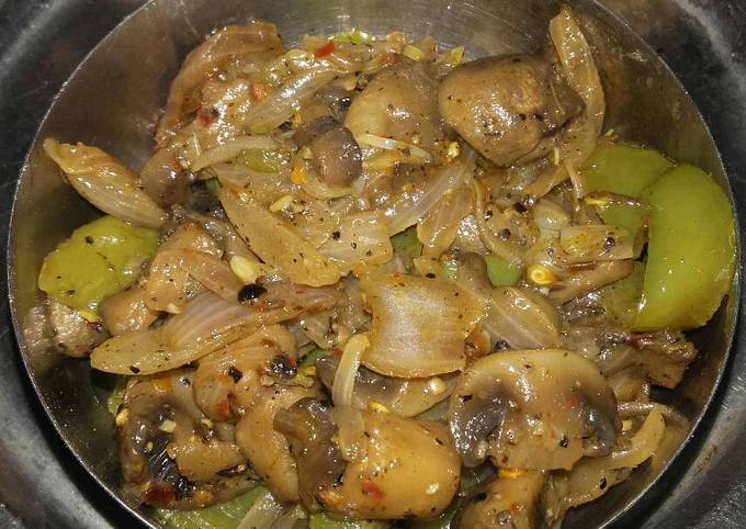 Spicy mushrooms in black pepper