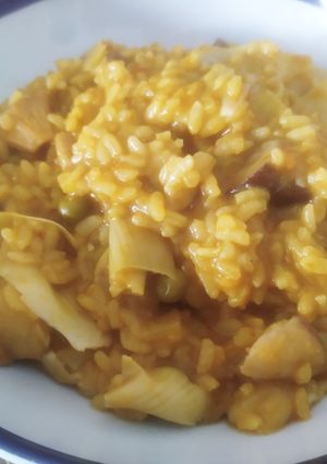 Una foto de Arroz meloso de verduras con setas y nopollo 💜🐤 (V)