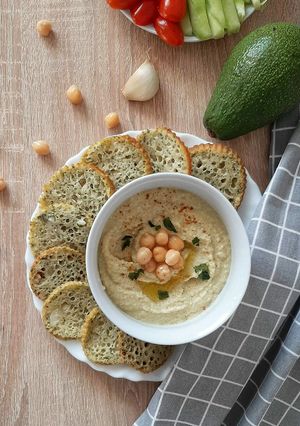 O poză a rețetei Hummus cu avocado.