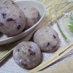 A picture of Red Bean Paste Pão de Queijo-Style Bread.