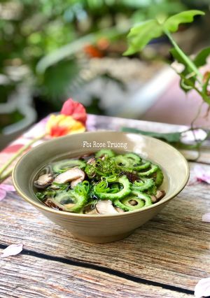Hình của món Canh Khổ Qua Rừng Nấu Nấm Đông Cô.