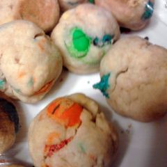 A picture of Quick & Easy M&M Cookie Balls.