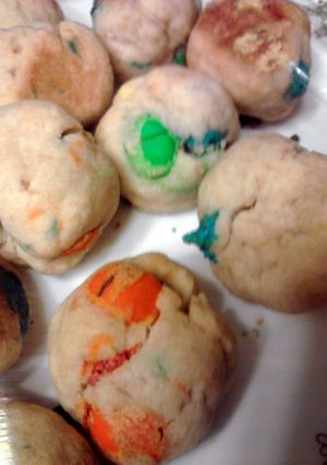 A picture of Quick & Easy M&M Cookie Balls.