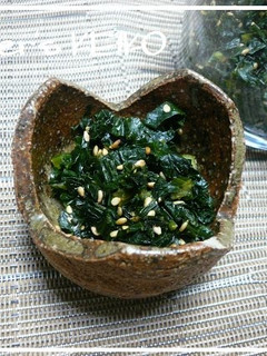 A picture of Celery Leaves Tsukudani (Sweet-Salty Simmered Celery Leaves).