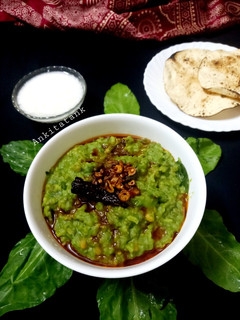 લહસુની પાલક ખીચડી (Lahsooni Palak Khichdi Recipe In Gujarati) રેસીપી મુખ્ય ફોટો