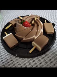 Una foto de Gelatina de chocolate y queso Philadelphia