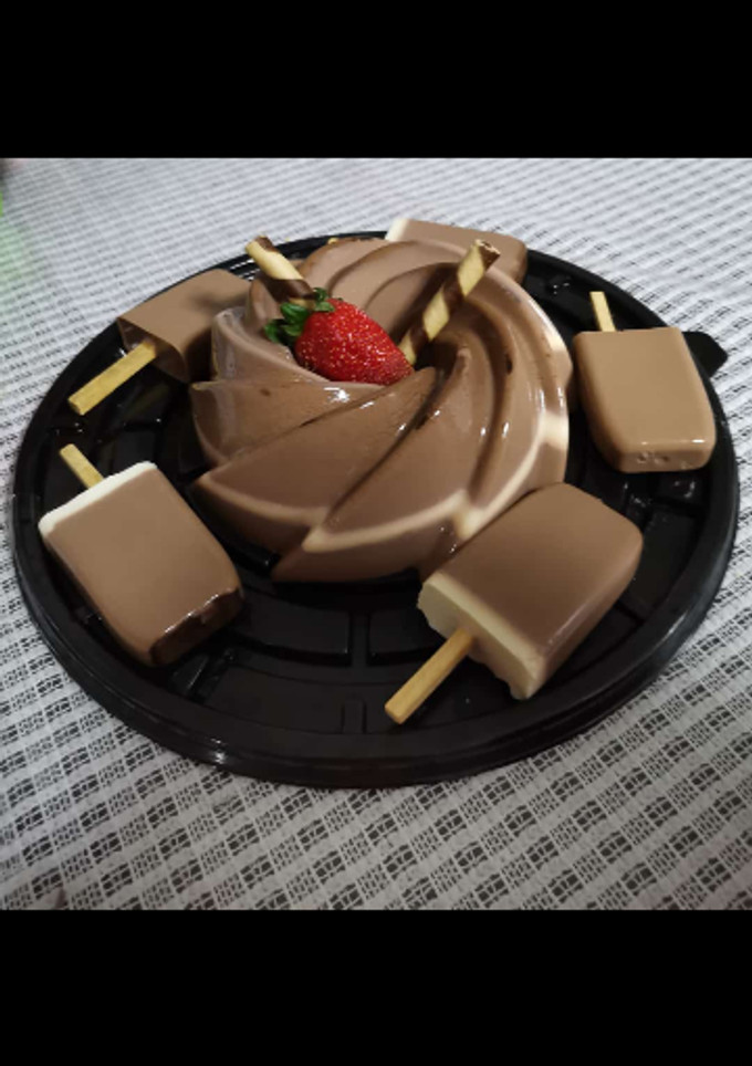 Una foto de Gelatina de chocolate y queso Philadelphia