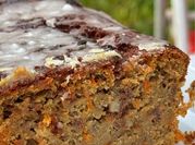 Una foto de budín de nueces humedo