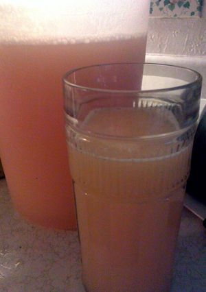 A picture of agua de melon (cantalope).