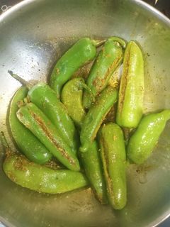 मोटी हरी मिर्च भरवा (moti hari mirch bharwa recipe in Hindi) रेसिपी मुख्य फोटो