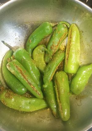 मोटी हरी मिर्च भरवा (moti hari mirch bharwa recipe in Hindi) रेसिपी मुख्य फोटो