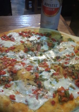 Una foto de Pizza con sorpresa de pollo y ajíes 🍗🍕#pollo
