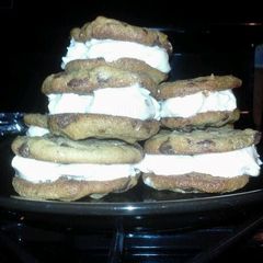 A picture of Peanutbutter - Chocolate Chip Sweet Creamcheese Sandwich Cookies.