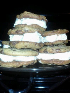 A picture of Peanutbutter - Chocolate Chip Sweet Creamcheese Sandwich Cookies.