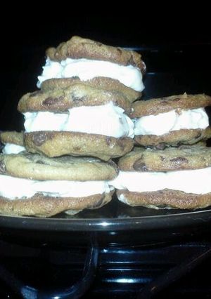 A picture of Peanutbutter - Chocolate Chip Sweet Creamcheese Sandwich Cookies.